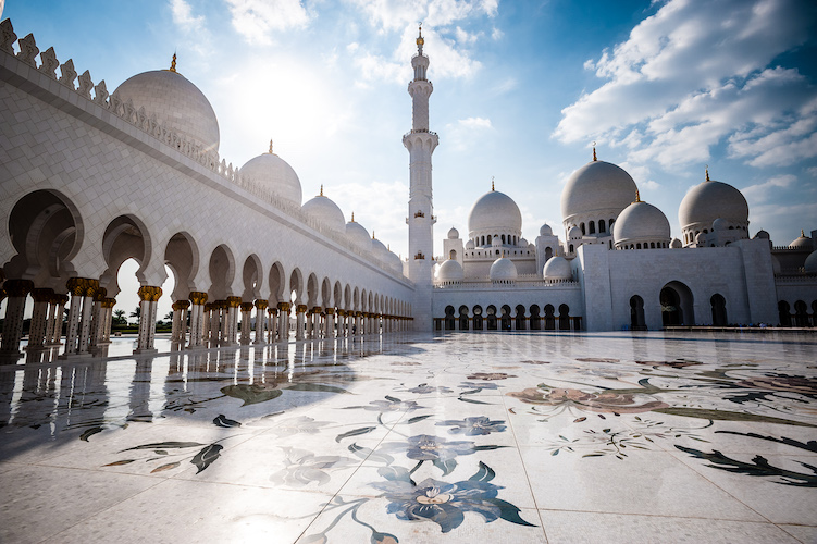 Asien, Vereinigte Arabische Emirate, Emirat Abu Dhabi, Abu Dhabi Stadt. Schaikh Zayed (Zayid) Moschee. Groesste Moschee in den Vereinigten Arabischen Emiraten und achtgroesste der Welt; eroeffnet 2007 | Asia, United Arab Emirates, Emirate Abu Dhabi. Shaikh Zayed Grand Mosque, opened 2007.