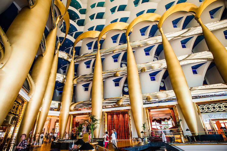 Asien, Arabische Halbinsel, Vereinigte Arabische Emirate, Dubai: Foyer des "7-Sterne" Hotel Burj al-Arab  in Jumeirah. 

Engl.: Asia, Arabian Peninsula, United Arab Emirates, Dubai: Entrance hall of the 7 stars hotel Burj al-Arab in Jumeirah.